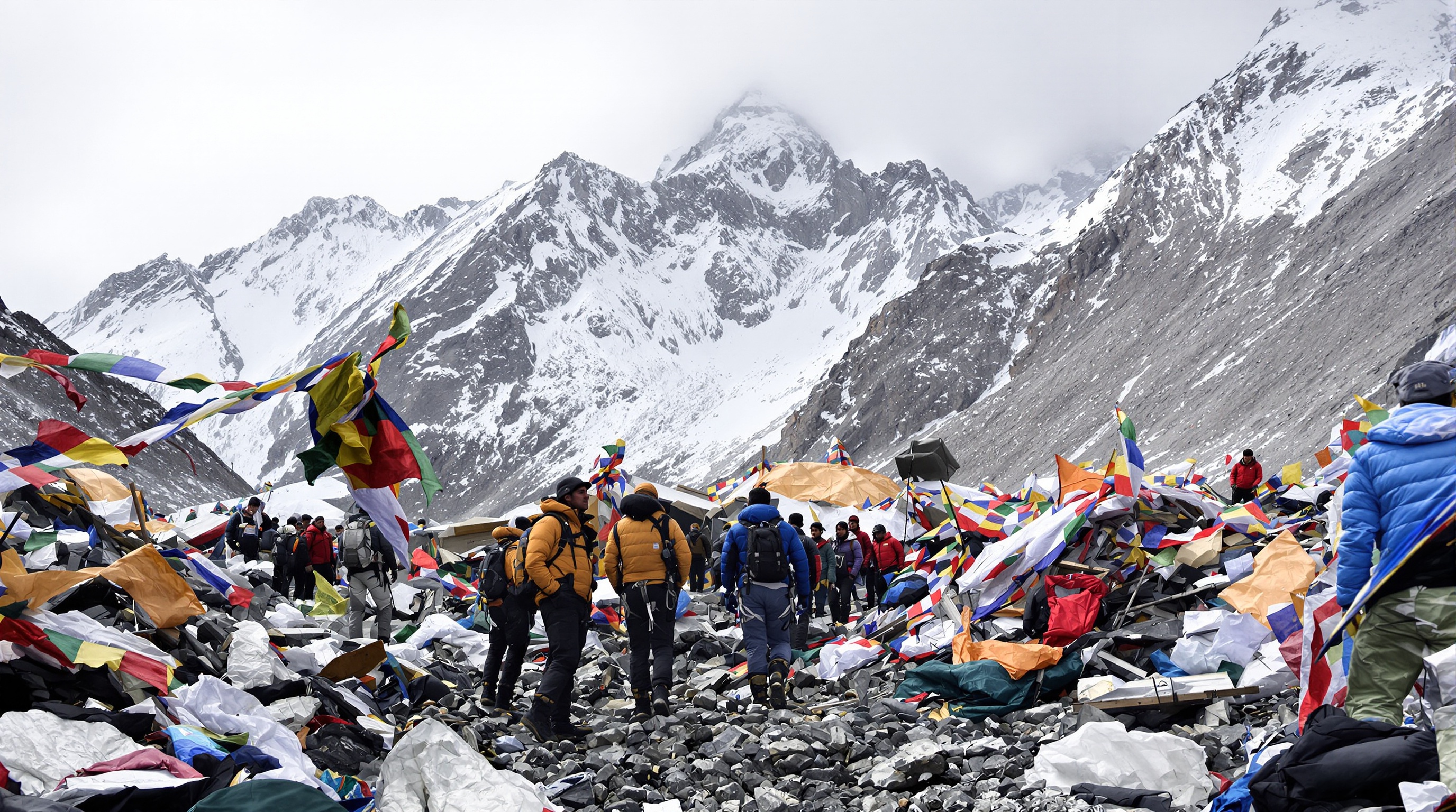 Alpinistes vers Everest après séisme