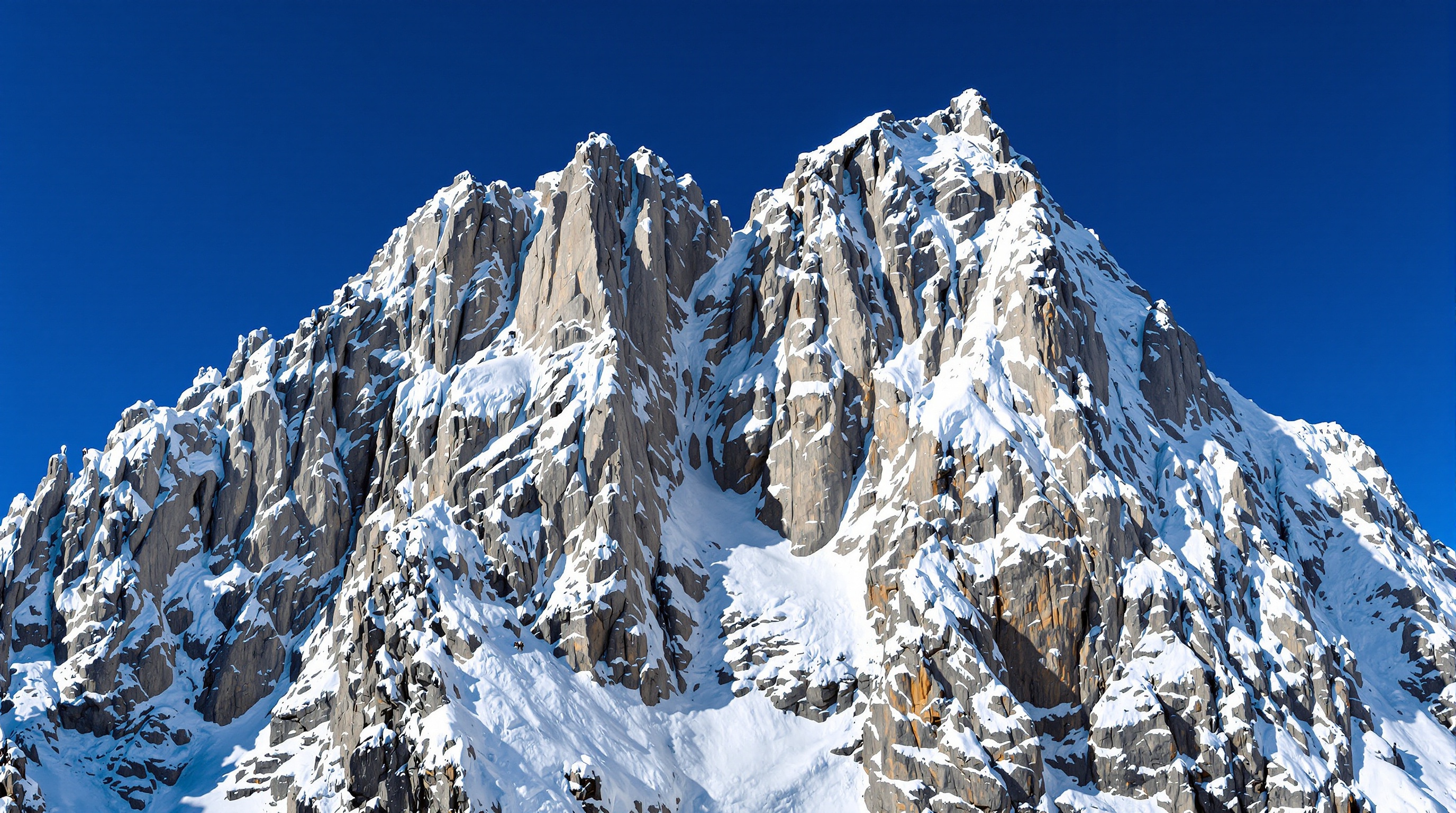 Face nord imposante de l’Aiguille Verte, couloirs glacés et cordée minuscule