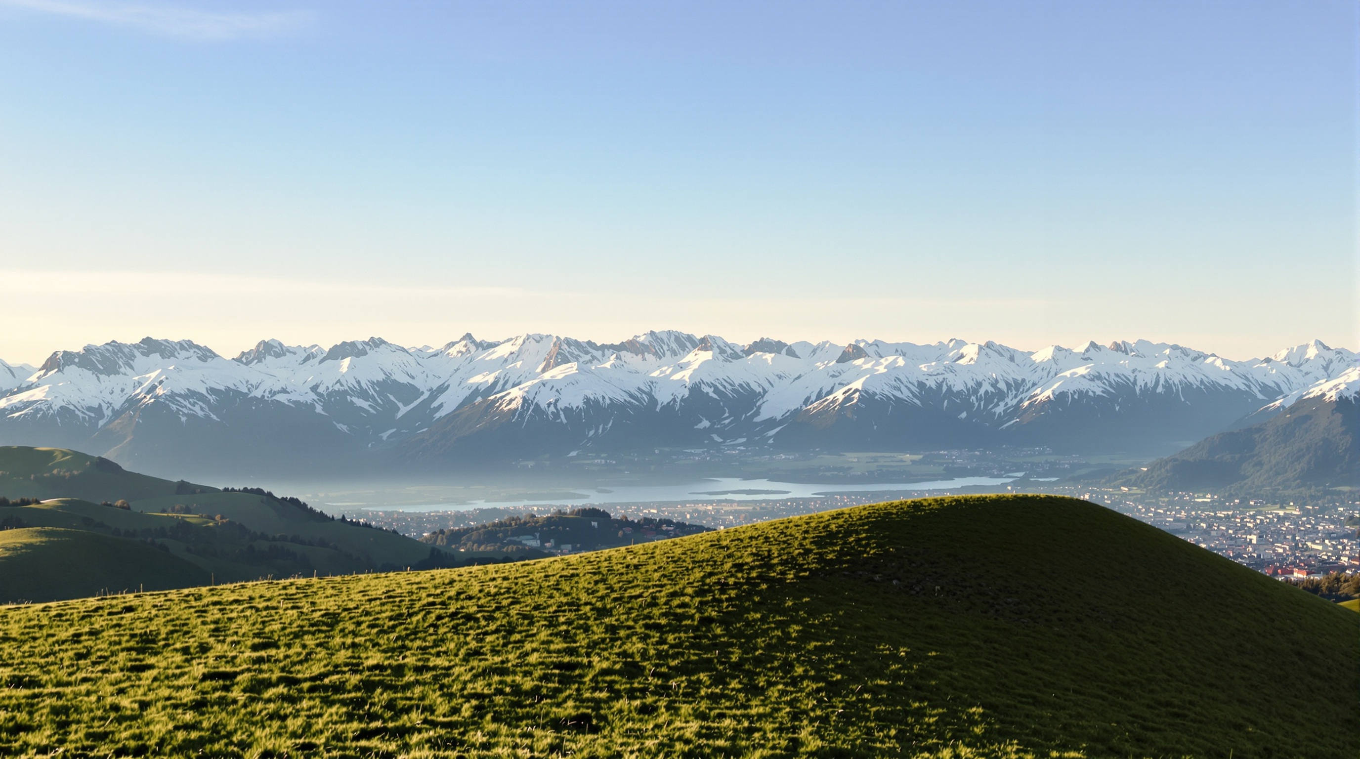 Panorama sur Chambéry dominé par les Bauges, Chartreuse et Belledonne