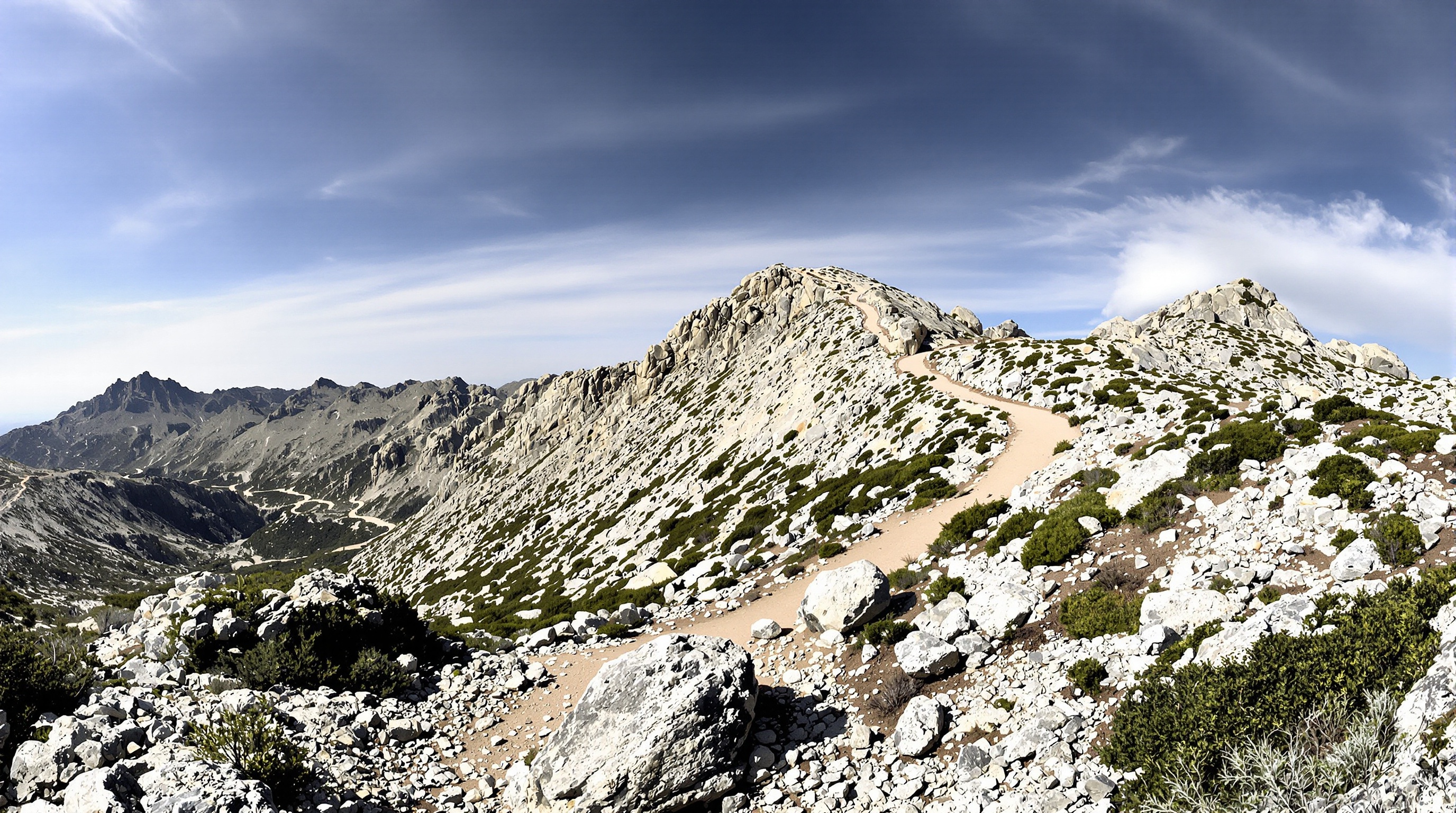 Crête rocheuse emblématique du GR20 sous la lumière matinale