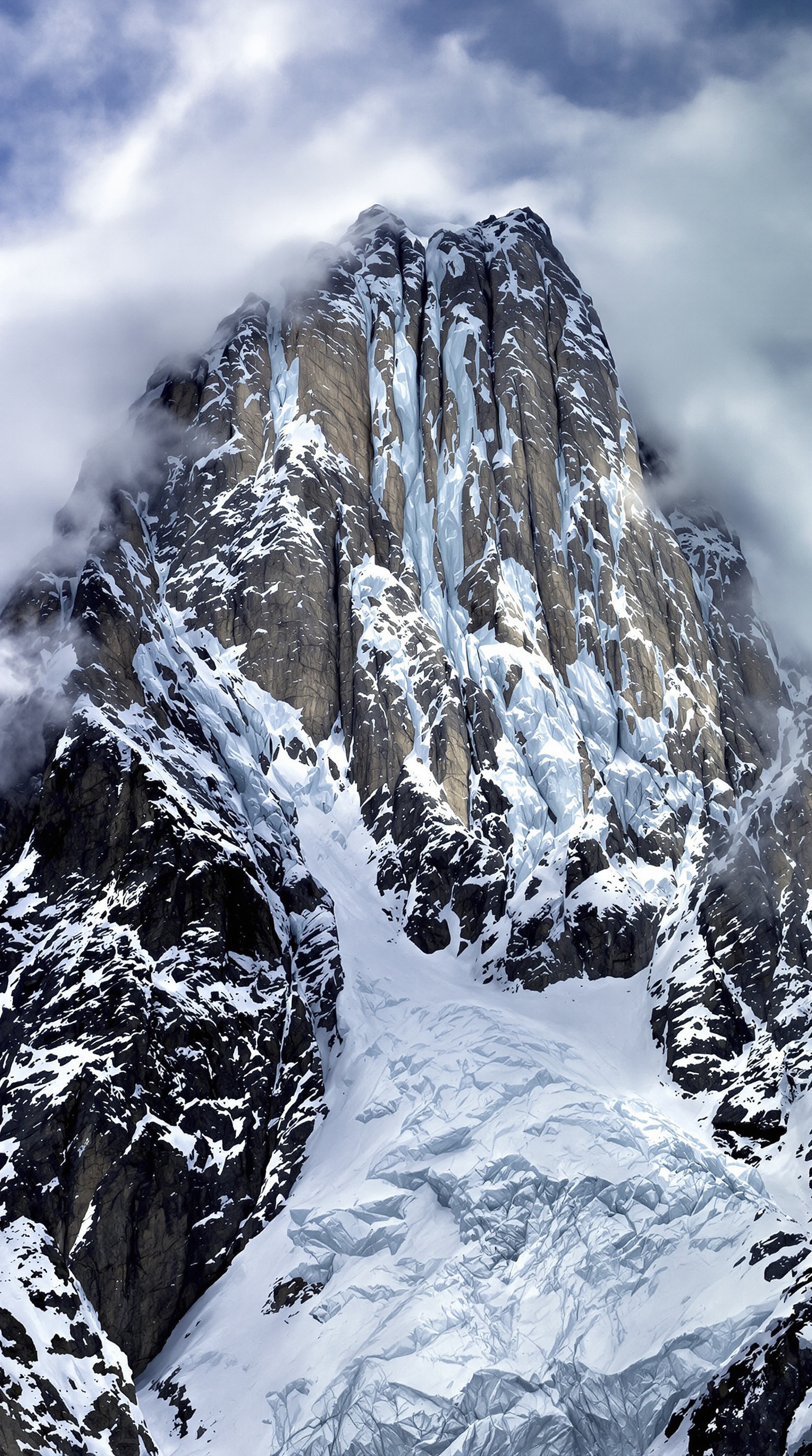 Vue impressionnante de la paroi Rupal du Nanga Parbat, illustrant sa verticalité et son caractère sauvage, un environnement extrême pour les alpinistes.