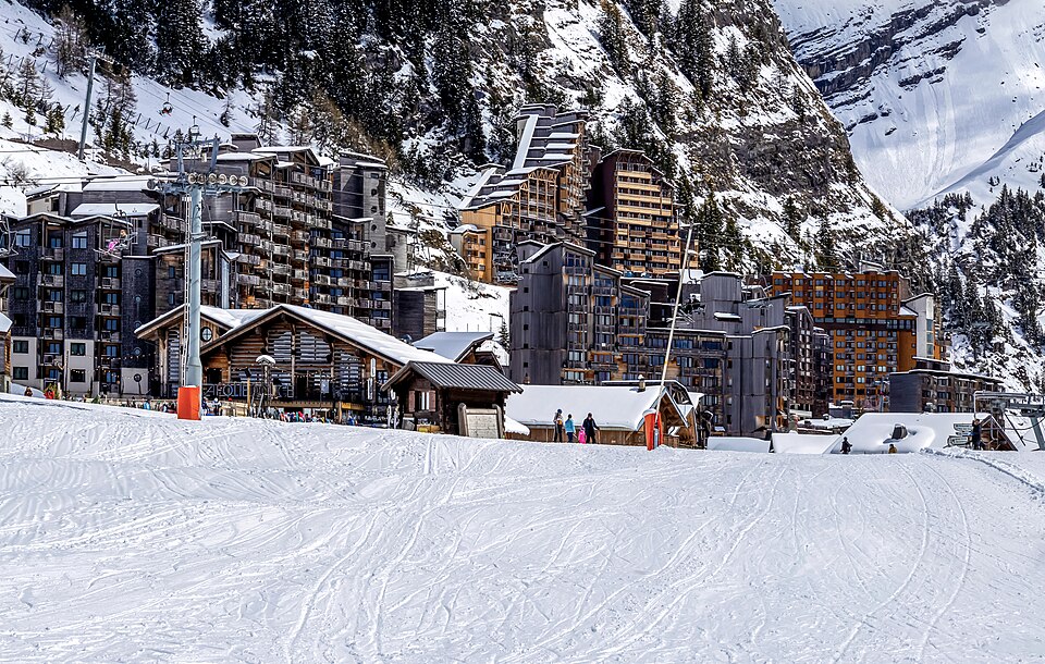 Bâtiments d’Avoriaz et piste enneigée devant le village