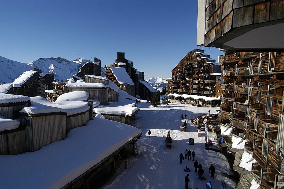 Rue piétonne enneigée et architecture en bois d’Avoriaz