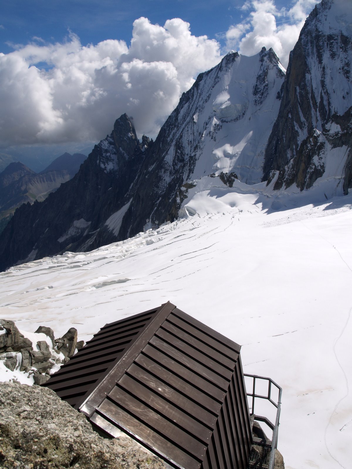 Ancien abri et glacier de la Brenva en 2008