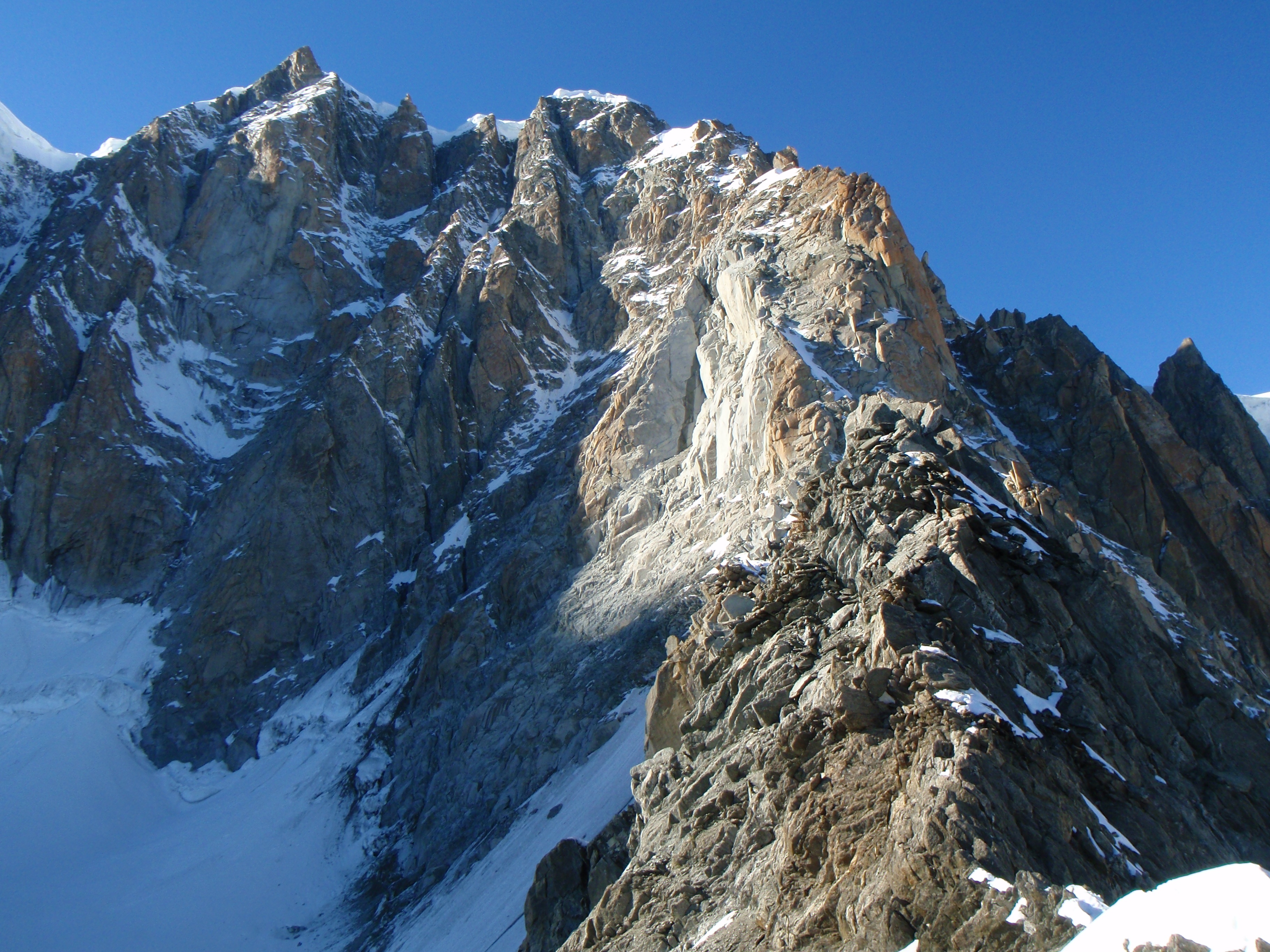 Vue historique de l’arête Küffner et du Mont Maudit depuis l’ancien bivouac