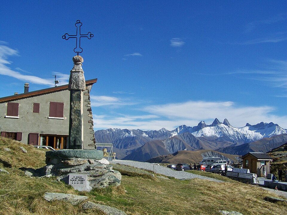Relief du col de la Croix de Fer, exemple de paysage alpin dont les sommets peuvent être identifiés