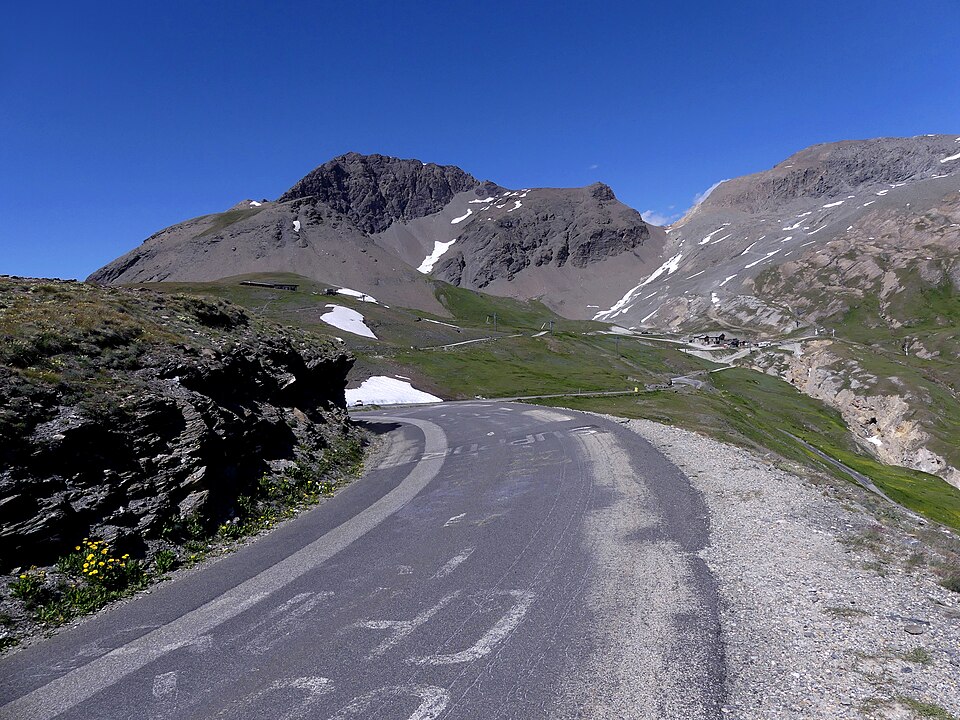 Route départementale 902 au col de l’Iseran côté Maurienne photographiée en juillet 2026