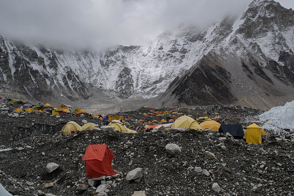 Camp de base de l’Everest photographié sous un ciel nuageux