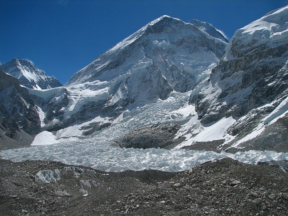 Cascade de glace du Khumbu et Everest vus depuis le sentier au Népal