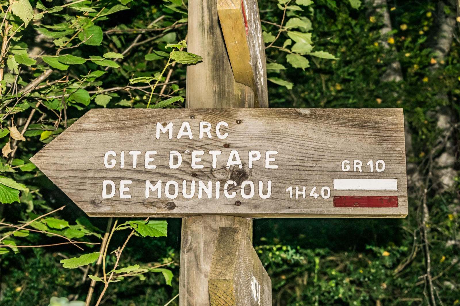 Panneau de balisage du GR 10 dans la commune d'Auzat en Ariège