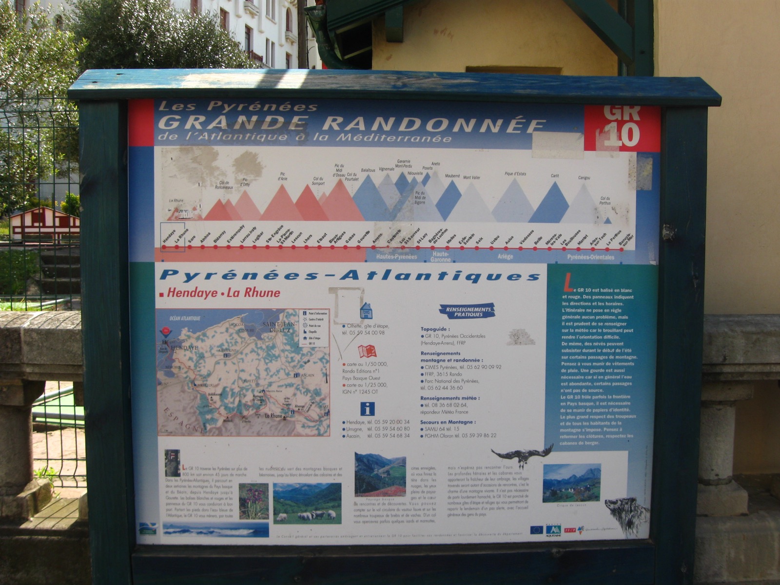 Panneau du départ du GR 10 à Hendaye, photographié sur place