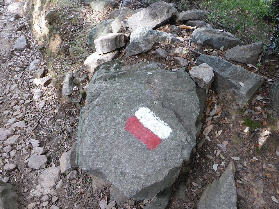 Marque blanche et rouge photographiée sur le sentier GR20
