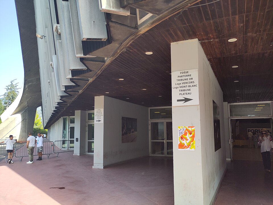 Entrée du Palais des Sports de Grenoble