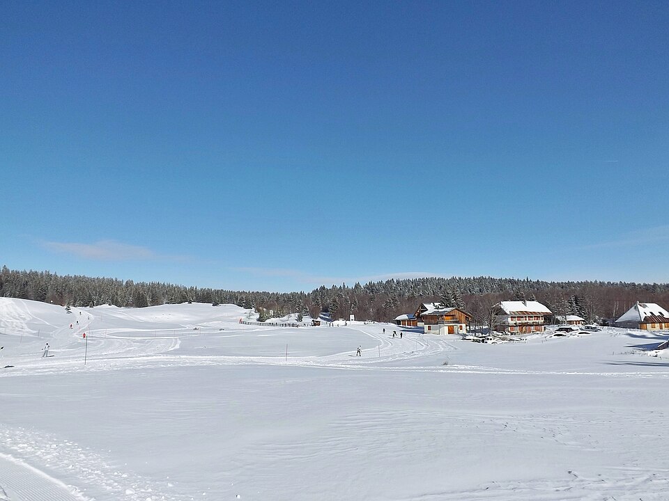 Plateau enneigé et pistes nordiques à La Féclaz