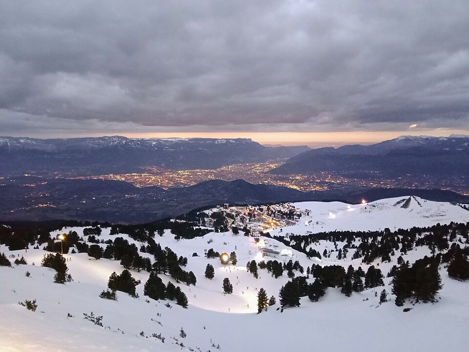 Pistes éclairées de Chamrousse et vallée de Grenoble au crépuscule