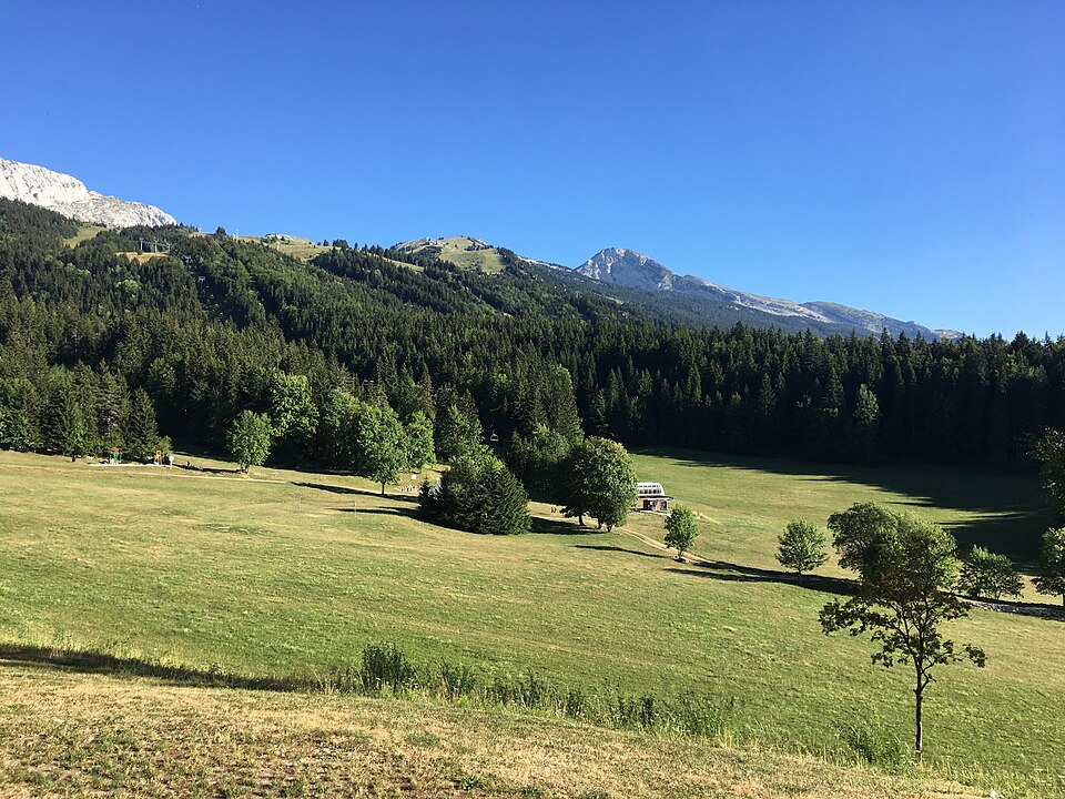 Prairies et reliefs de Villard-Corrençon hors saison de ski
