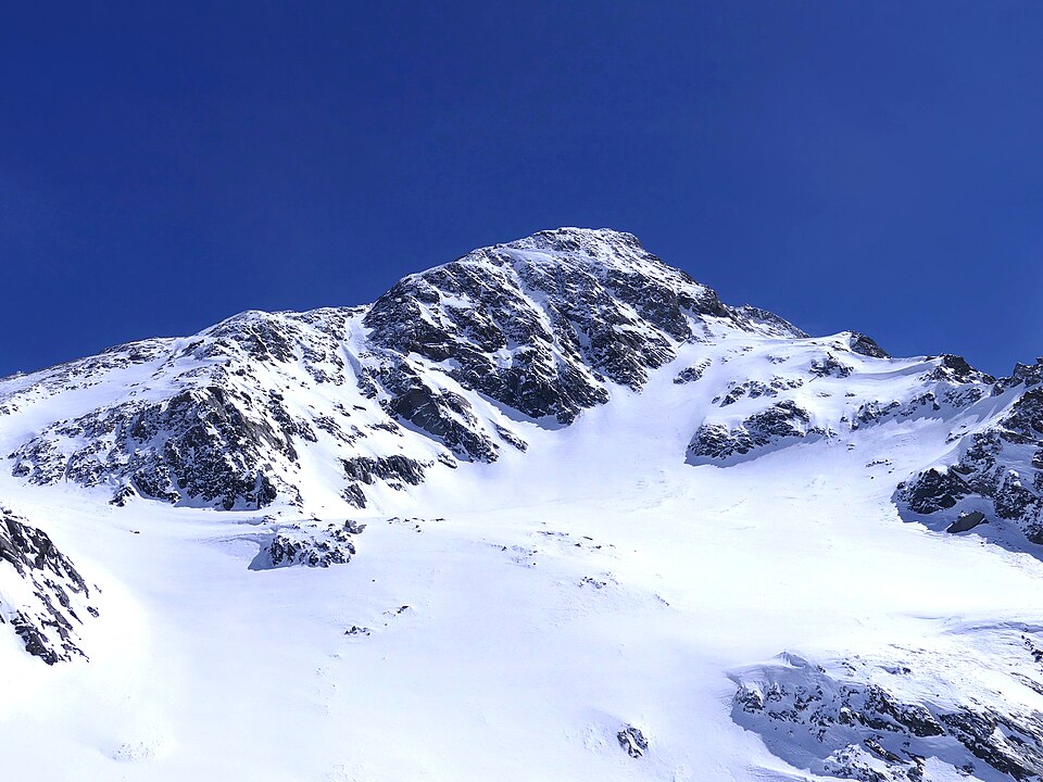 Aiguille de Péclet et glacier enneigé près de Val Thorens