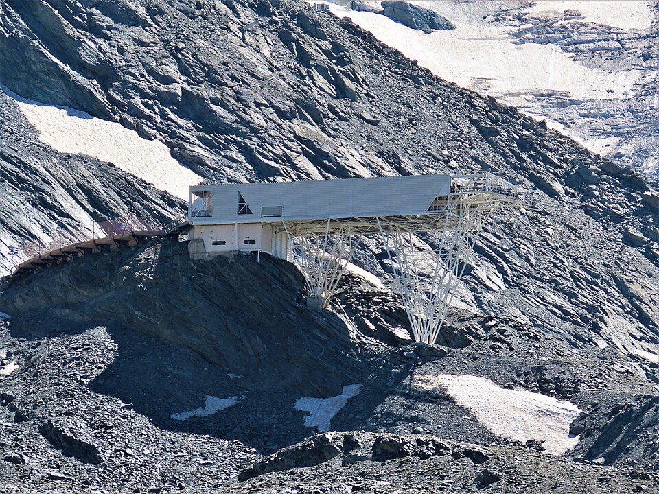 Station supérieure du funitel de Péclet dans un paysage minéral