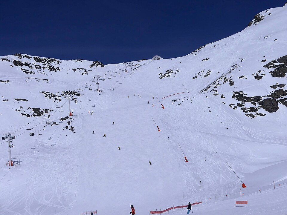 Piste des Pionniers et skieurs à Val Thorens
