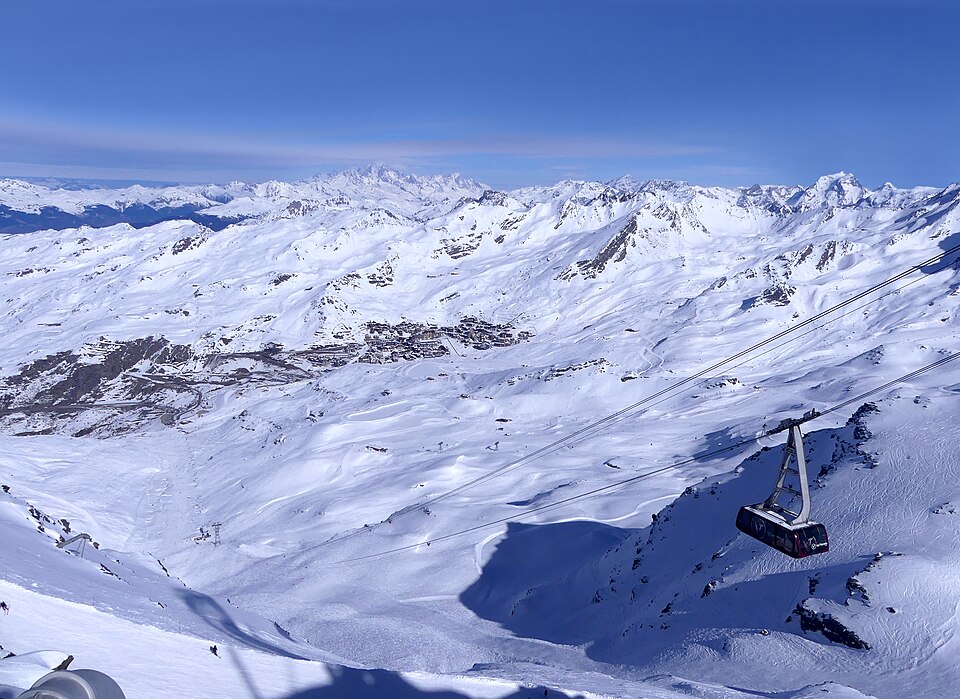 Téléphérique de la Cime Caron au-dessus de Val Thorens enneigé