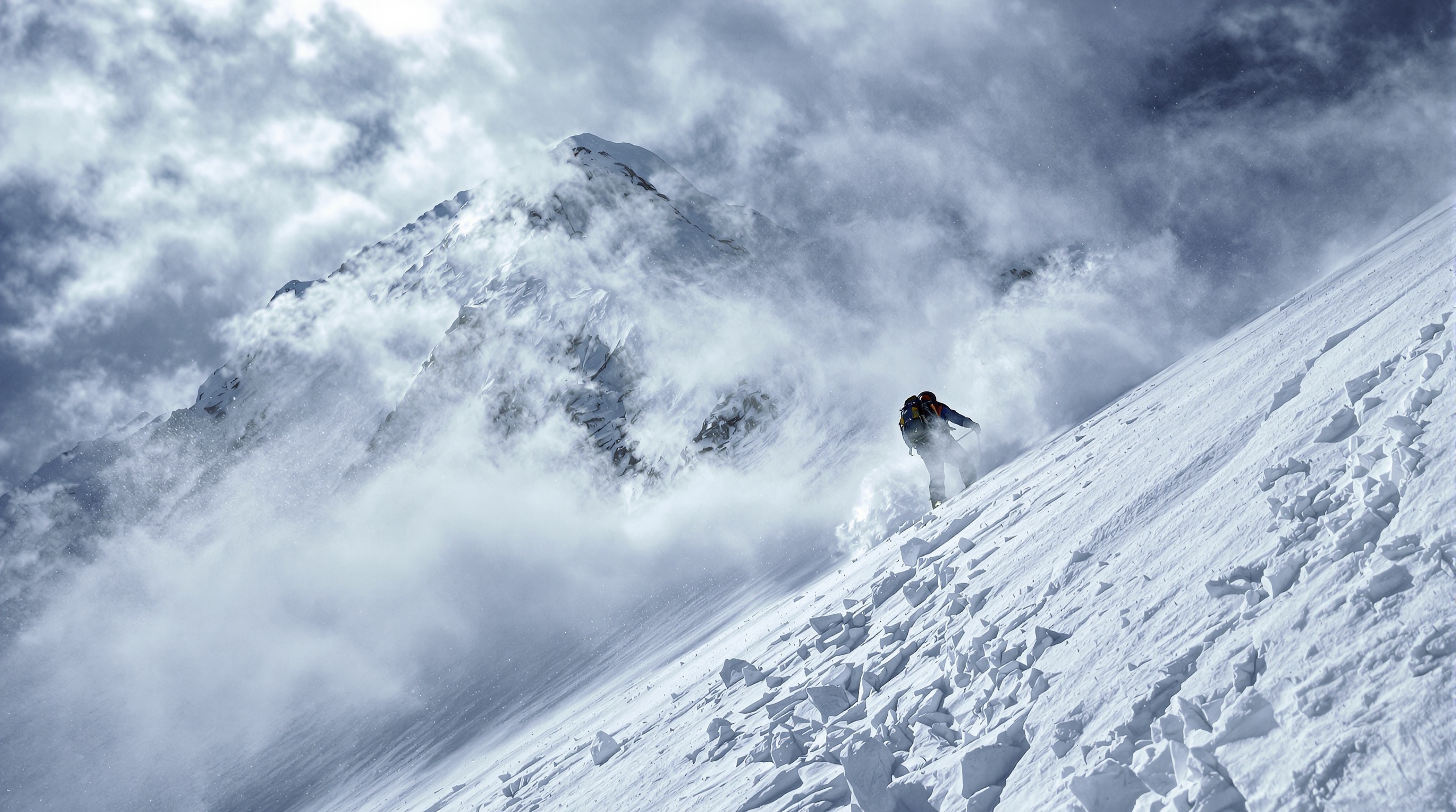 Face nord Everest tempête neige alpiniste isolé