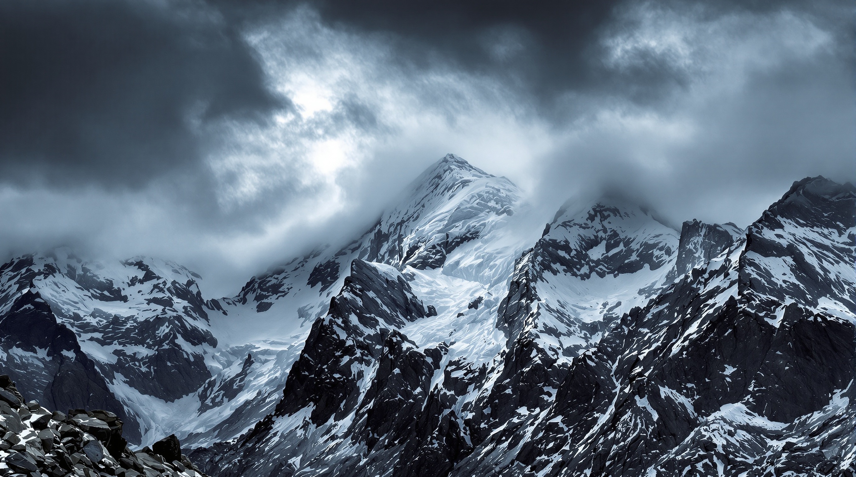 Vue saisissante sur le sommet du K2, ambiance sombre et sauvage.