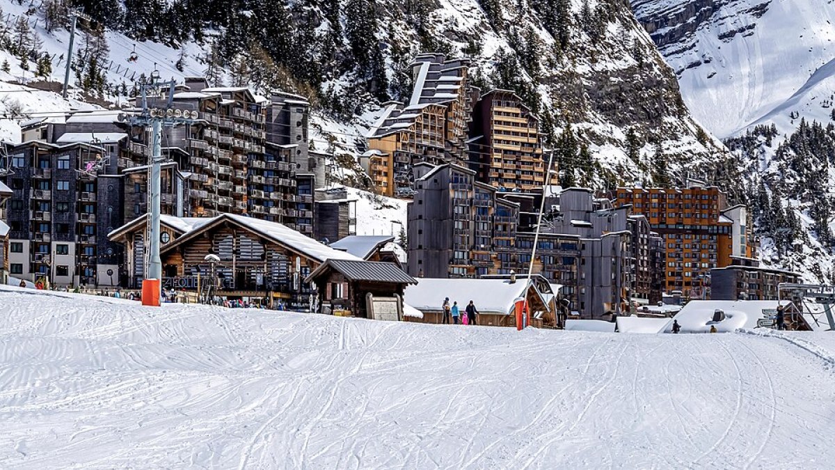 Bâtiments d’Avoriaz et piste enneigée devant le village
