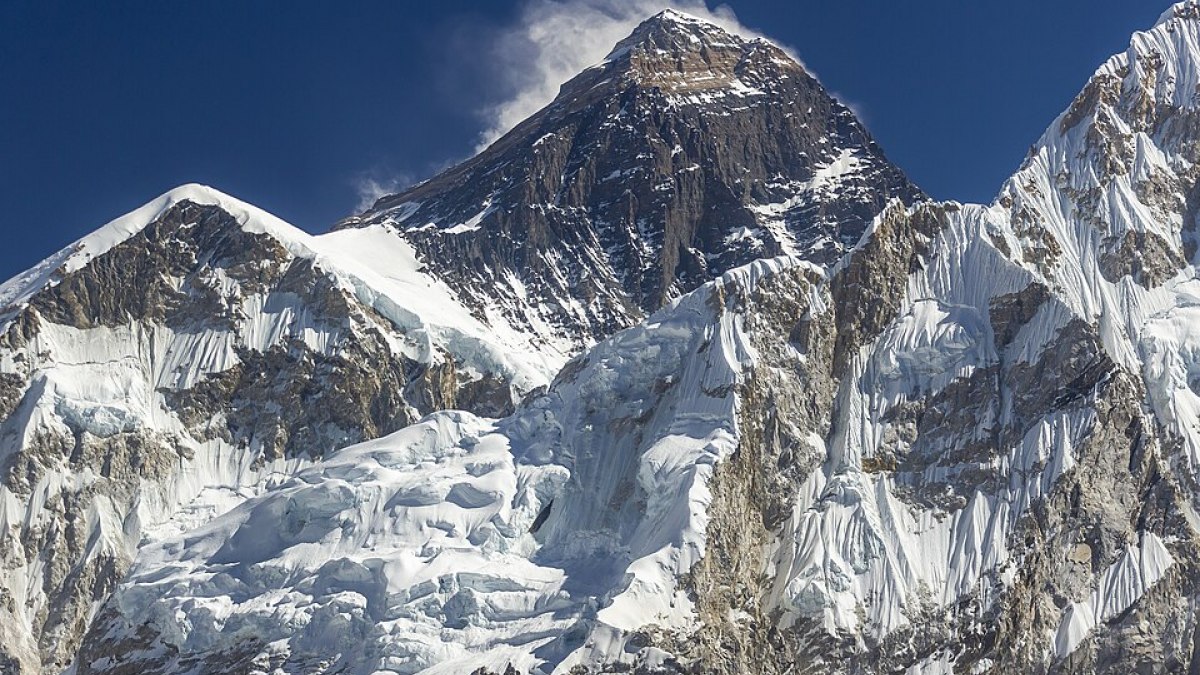 Photographie réelle du mont Everest depuis Kala Patthar, lieu du récit Le Sommet des Dieux