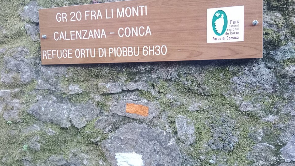 Panneau réel du départ du GR20 à Calenzana indiquant Ortu di u Piobbu et 6 h 30