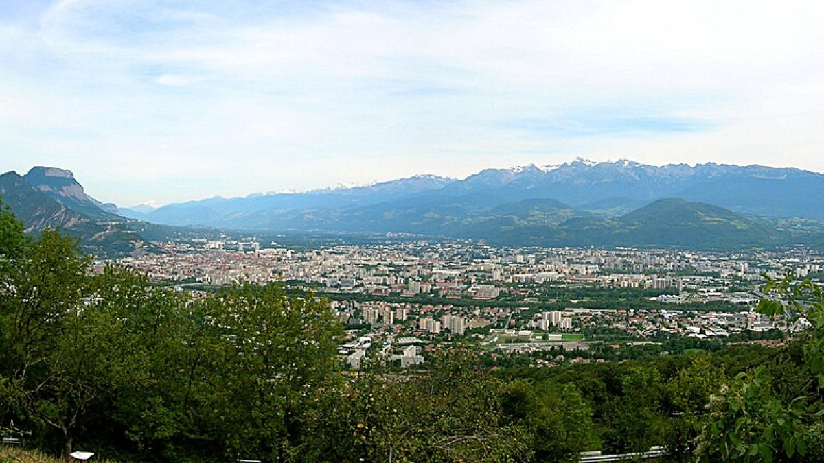 Vue panoramique de Grenoble entre Chartreuse et Belledonne