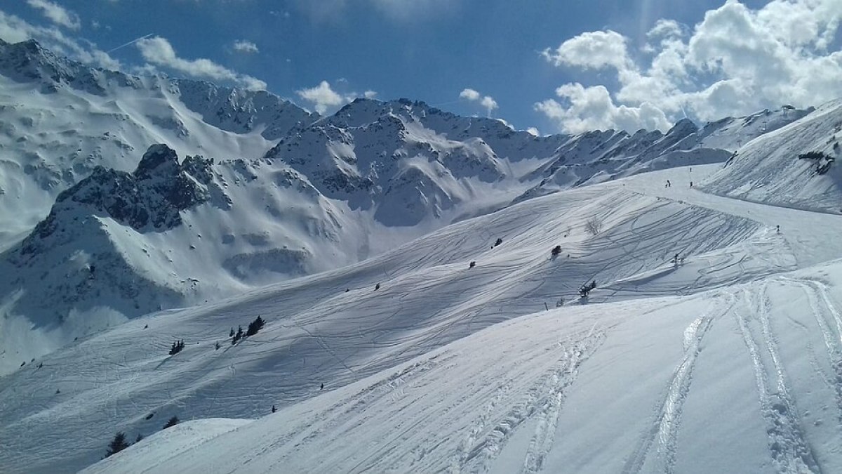 Pistes enneigées des 7 Laux dans le massif de Belledonne