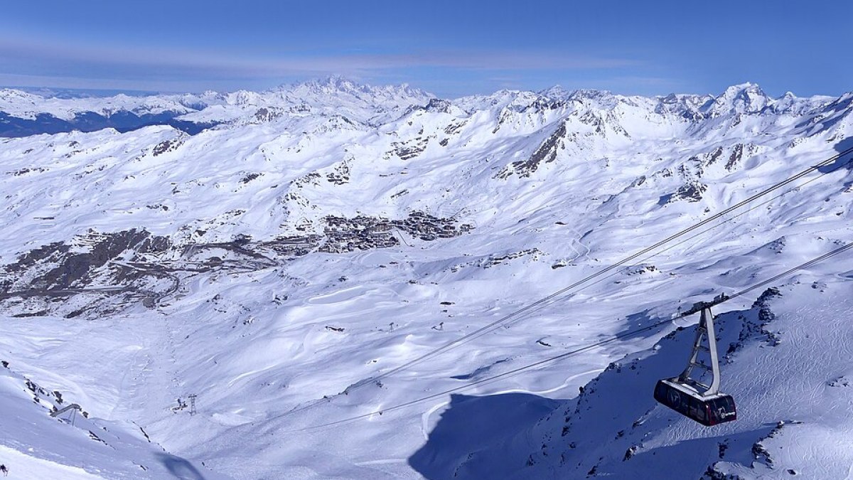 Téléphérique de la Cime Caron au-dessus de Val Thorens enneigé