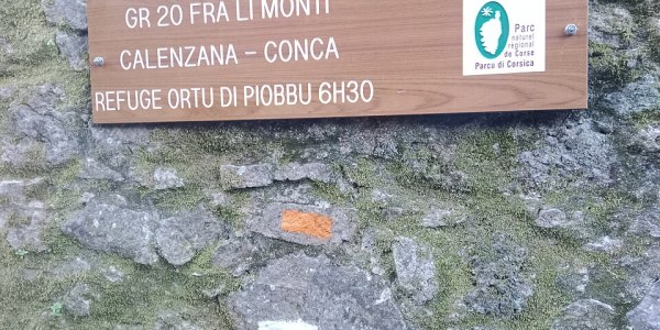 Panneau réel du départ du GR20 à Calenzana indiquant Ortu di u Piobbu et 6 h 30