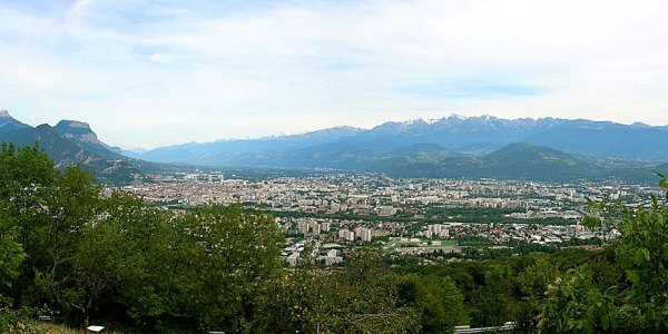 Vue panoramique de Grenoble entre Chartreuse et Belledonne