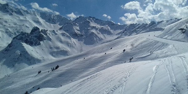 Pistes enneigées des 7 Laux dans le massif de Belledonne