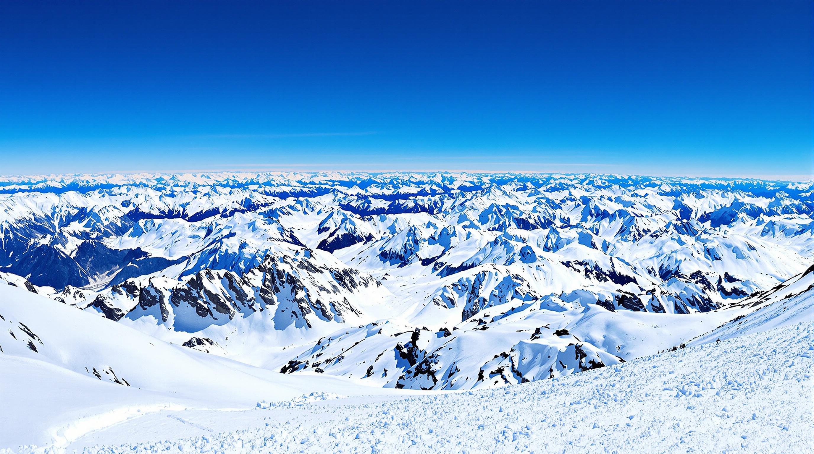 Panorama alpin spectaculaire depuis le sommet de Val Thorens à 2300m avec vue sur les massifs enneigés et reliefs étendus.